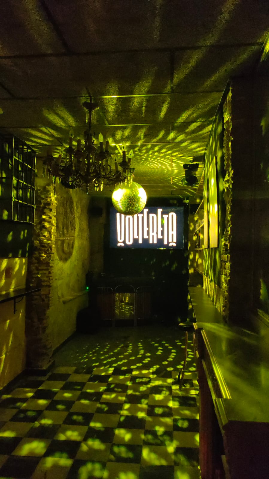 Interior del pub Voltereta y pista de baile