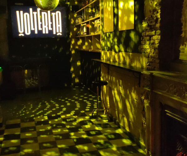 Interior del pub Voltereta y pista de baile - 2